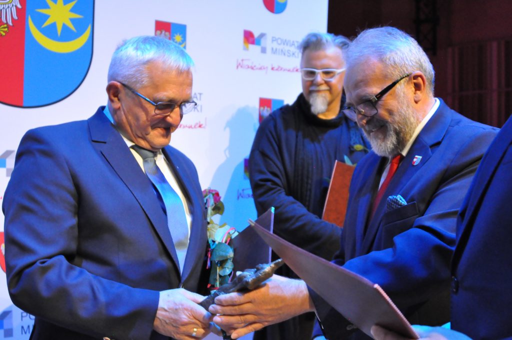 Dwóch mężczyzn w garniturach