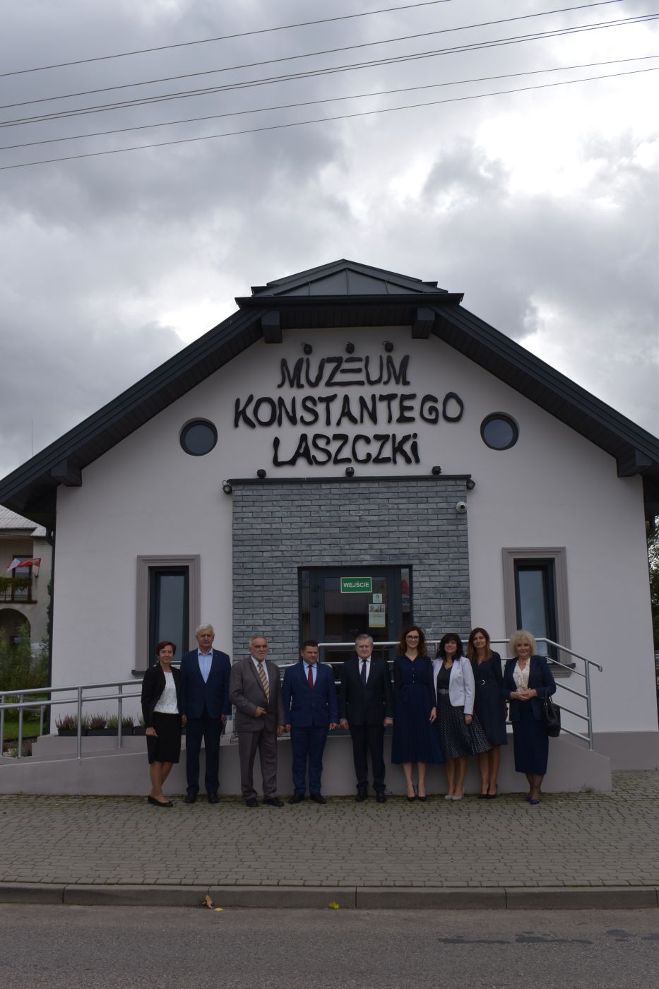 Grupa osób przed budynkiem