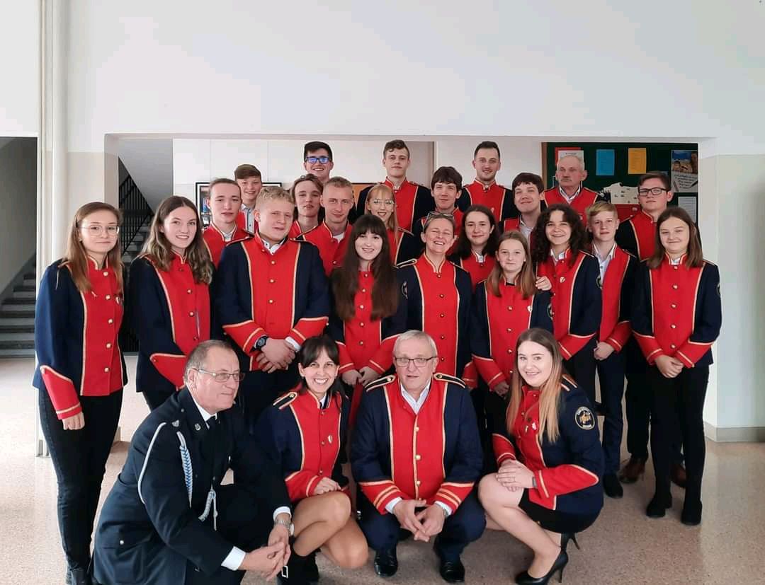 Członkowie Orkiestry Dętej w strojach galowych