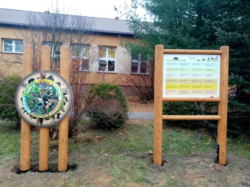 Tablice przyrodnicze przed budynkiem