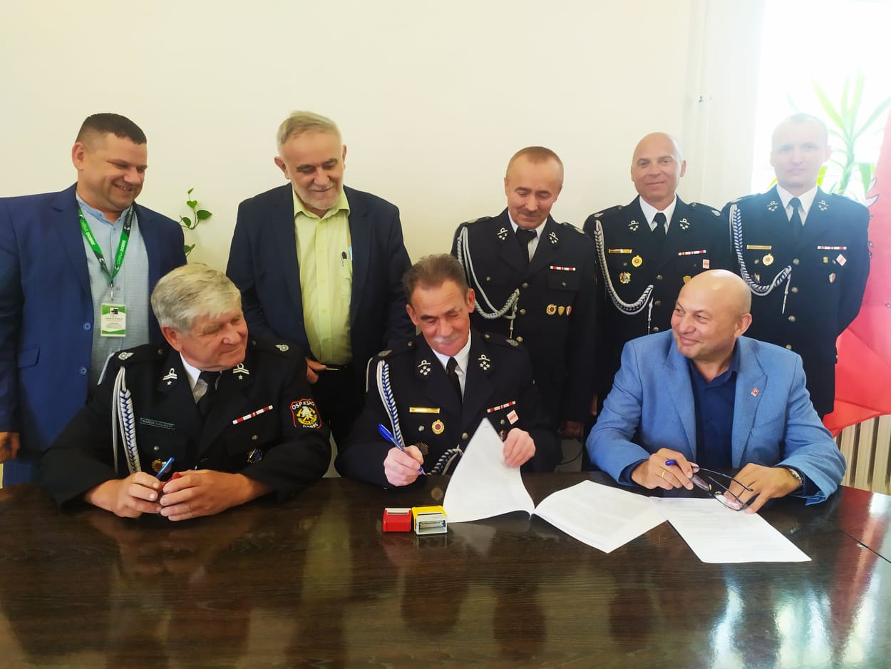 Tytułowa plansza wystawy ulicznej z napisem Z WALIZKI JANA ZYCHA, widoczna twarz mężczyzny