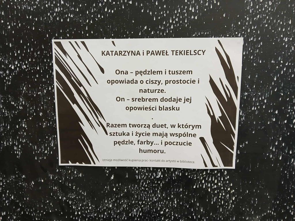 Plakat na czarnym tle z białymi, deszczowymi wzorami. Treść opisuje duet artystyczny, ich techniki i styl. Użyto ciemnych i białych kontrastów.