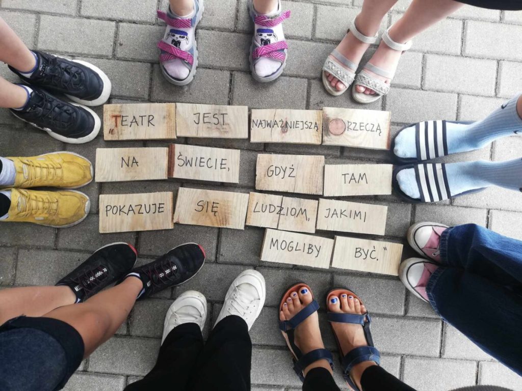 drewniane klocki na ziemi