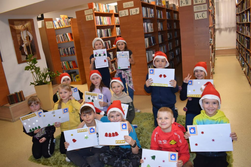 Kilkunastu uczniów w czapkach św. Mikołaja